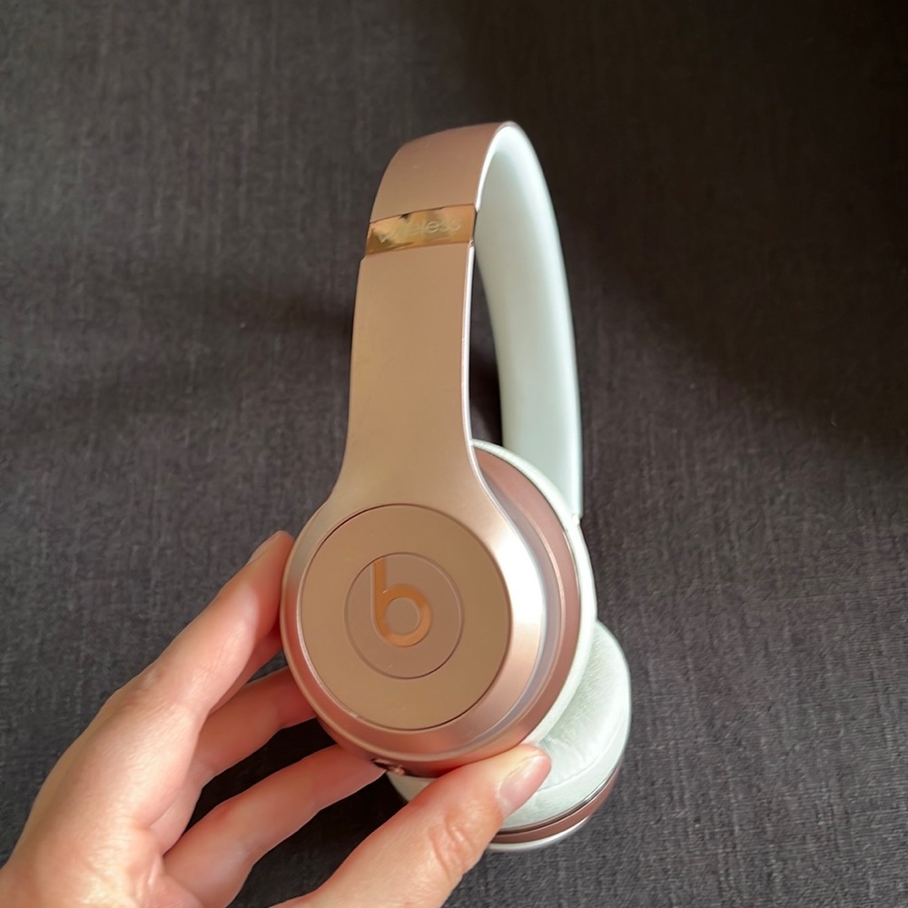 Beats Solo rose gold